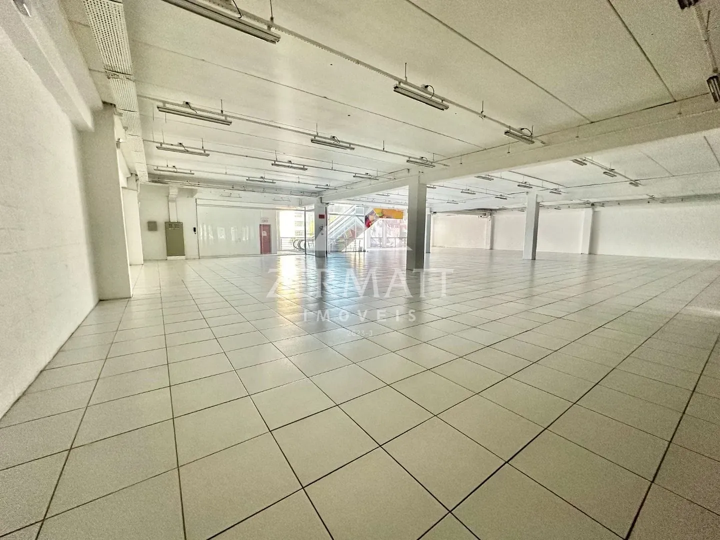 Loja à venda, 130 vagas, 2100m² na região do bairro Centro, próximo à Rua 7 de Setembro, Blumenau — foto 3