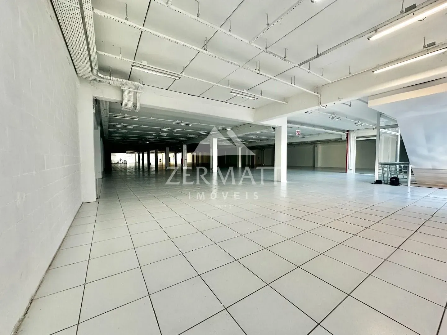 Loja à venda, 130 vagas, 2100m² na região do bairro Centro, próximo à Rua 7 de Setembro, Blumenau — foto 4