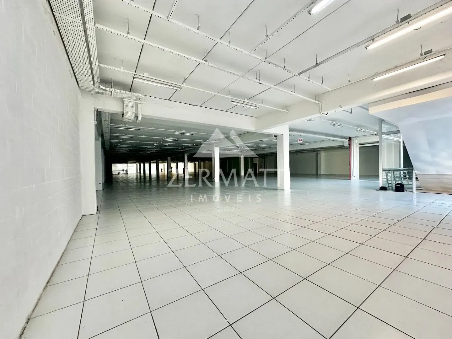 Loja à venda, 130 vagas, 2100m² na região do bairro Centro, próximo à Rua 7 de Setembro, Blumenau — foto 5