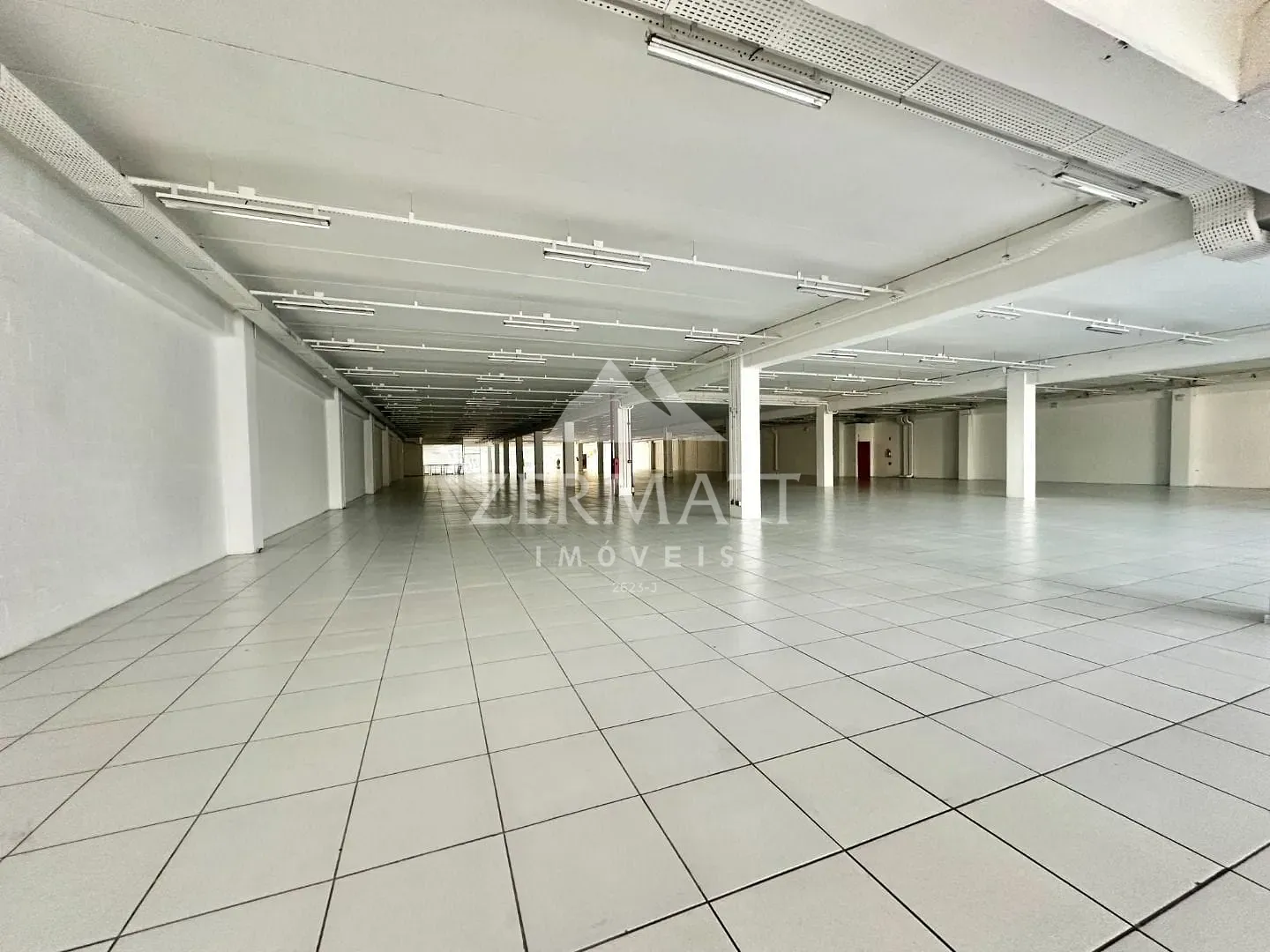 Loja à venda, 130 vagas, 2100m² na região do bairro Centro, próximo à Rua 7 de Setembro, Blumenau — foto 6