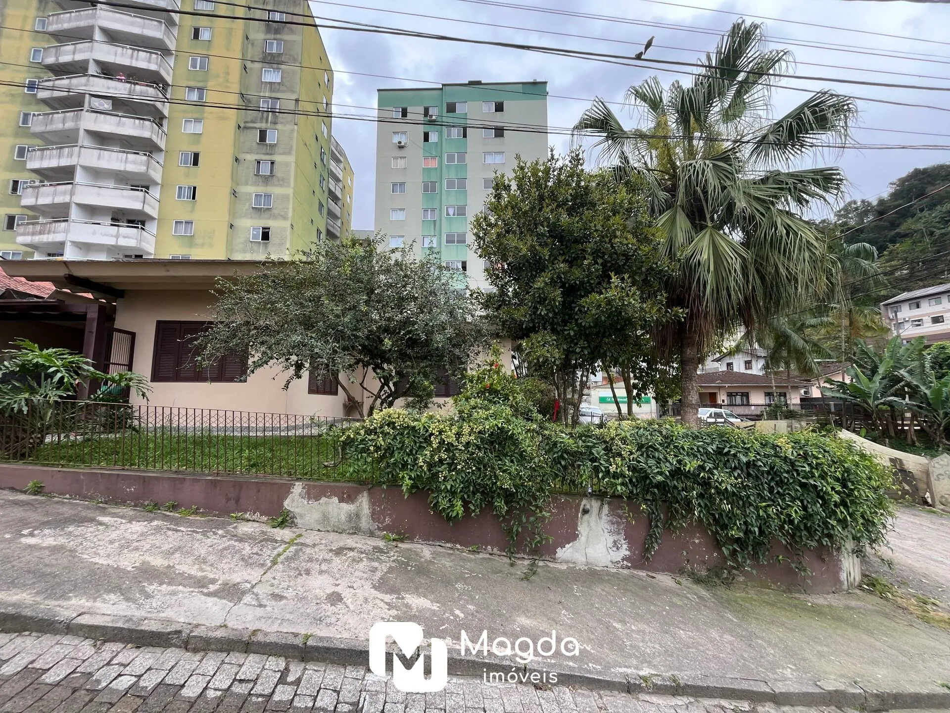 Casa disponível para venda ou permuta super bem localizada no bairro Itoupava Seca. - foto 1
