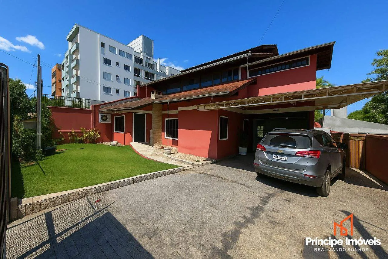 Casa à venda com 3 quartos e 1 suíte, 4 vagas, 193m² no Bom Retiro, Joinville - foto 1