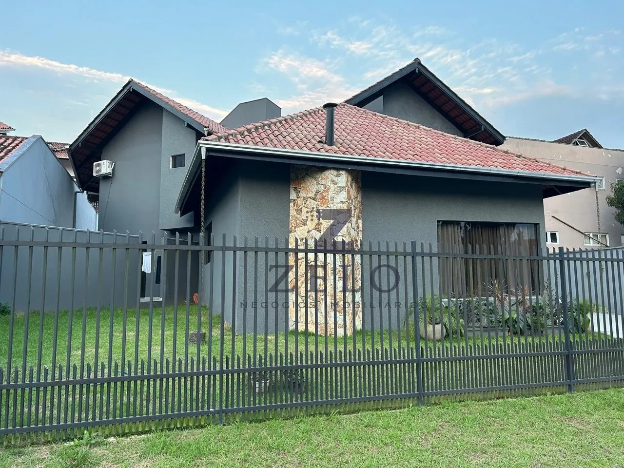 Excelente Casa de Alto Padrão em Condomínio Fechado TOTALMENTE MOBILIADA - Bairro Vorstadt - foto 1