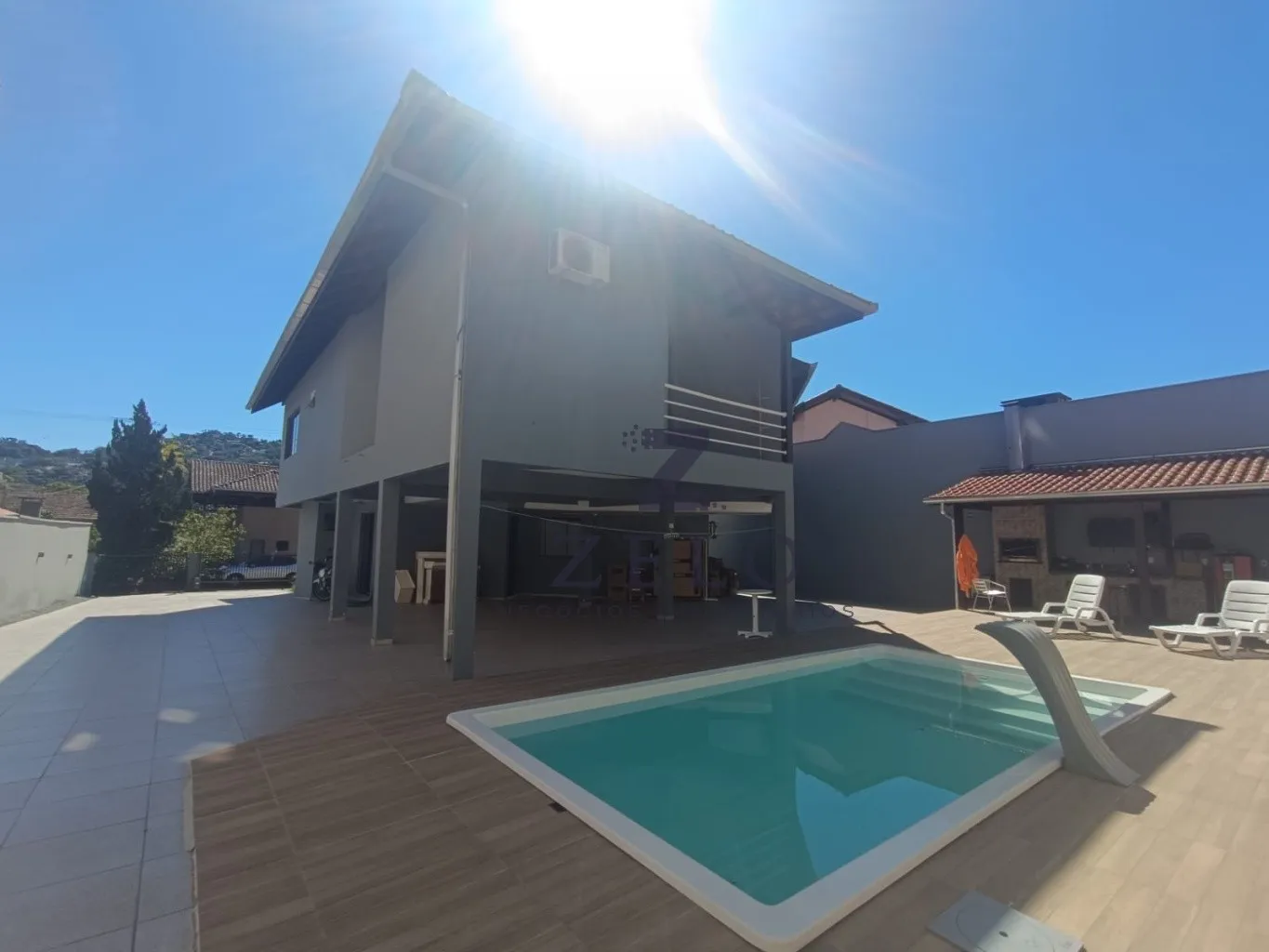 Excelente Casa de Alto Padrão em Condomínio Fechado TOTALMENTE MOBILIADA - Bairro Vorstadt — foto 2