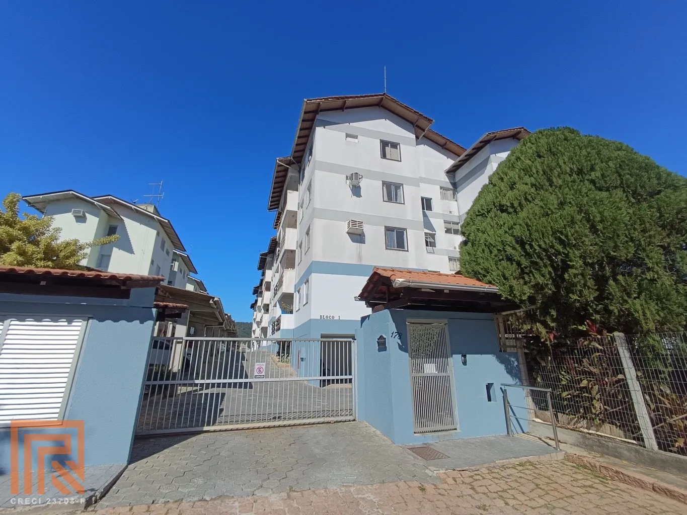 Apartamento com 03 dormitórios, sala com sacada , Próximo ao parque Ramiro. - foto 1