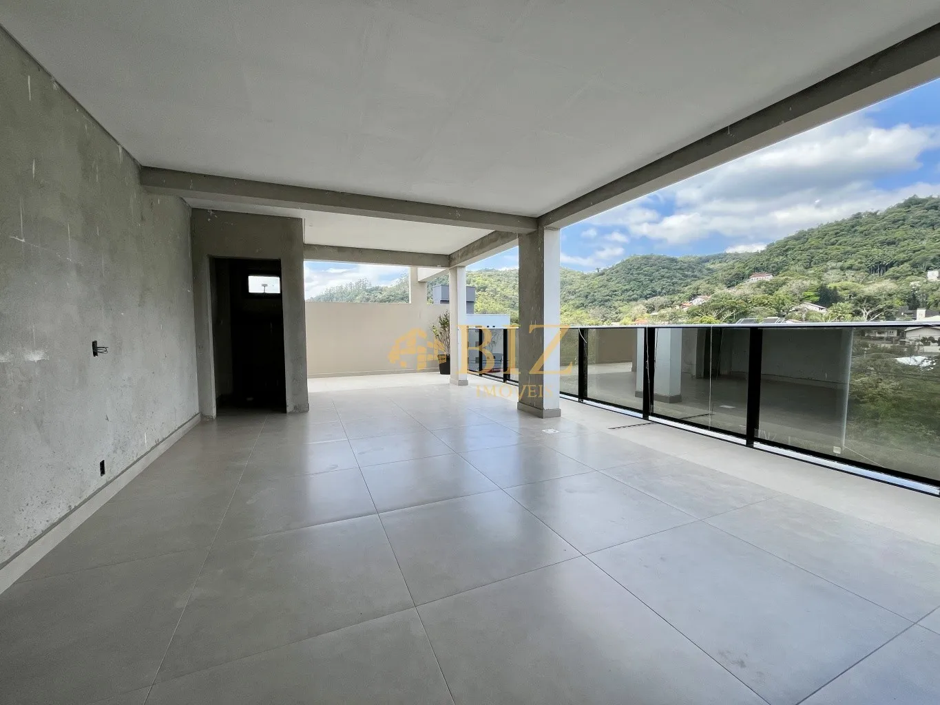 Belíssimo apartamento com 3 suítes, sendo 1 delas master com closet, área privativa de 212m, espaço garden e 2 vagas de garagem. — foto 2