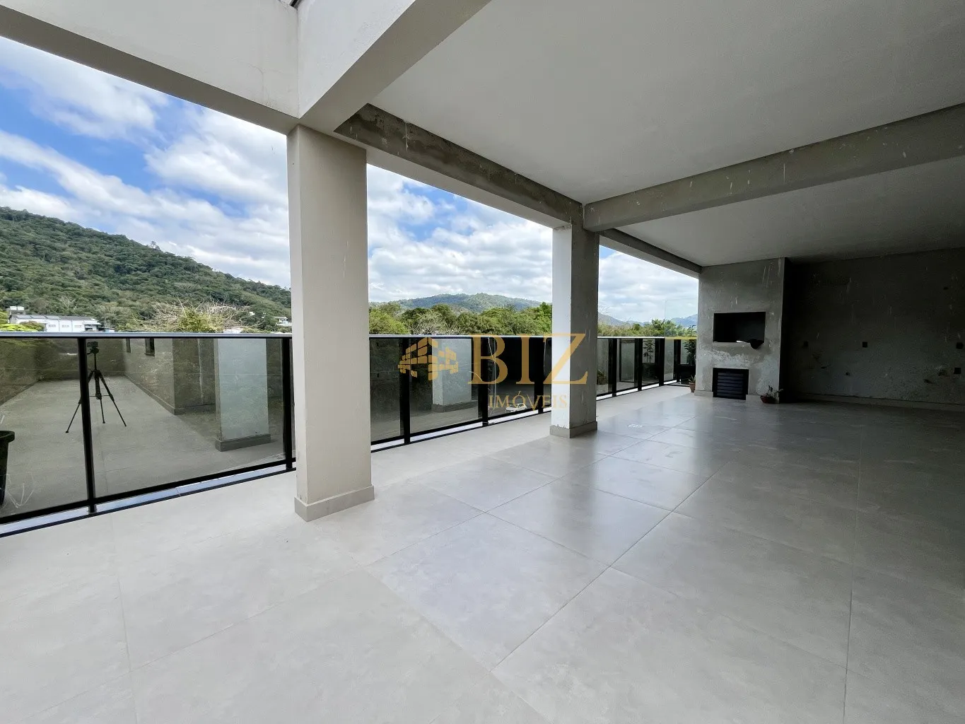 Belíssimo apartamento com 3 suítes, sendo 1 delas master com closet, área privativa de 212m, espaço garden e 2 vagas de garagem. — foto 3