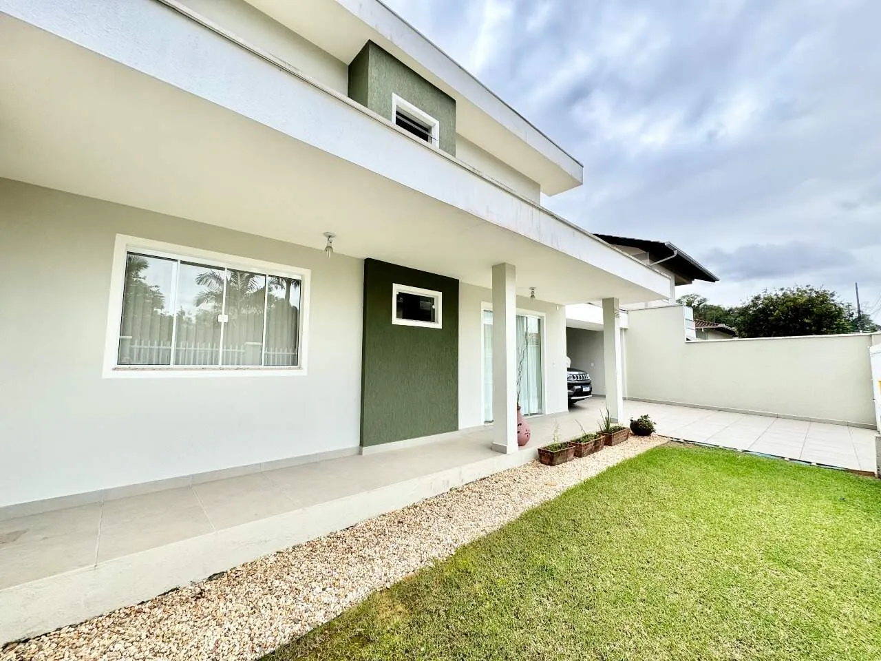 Casa à venda em Blumenau com piscina, área de festas e energia solar - foto 1