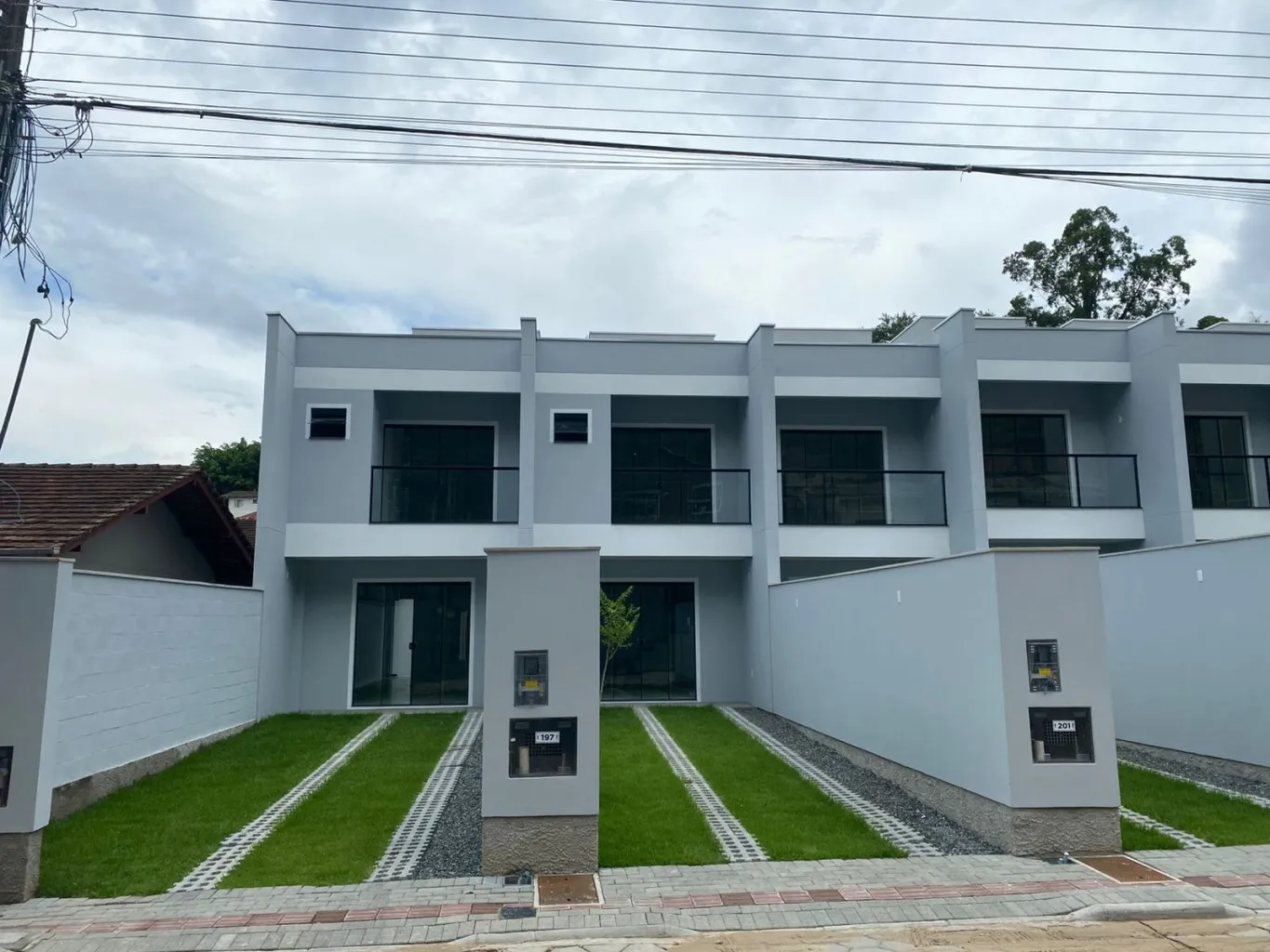SOBRADOS NOVOS EM FASE FINAL DE CONSTRUÇÃO NO BAIRRO TRIBESS — foto 2