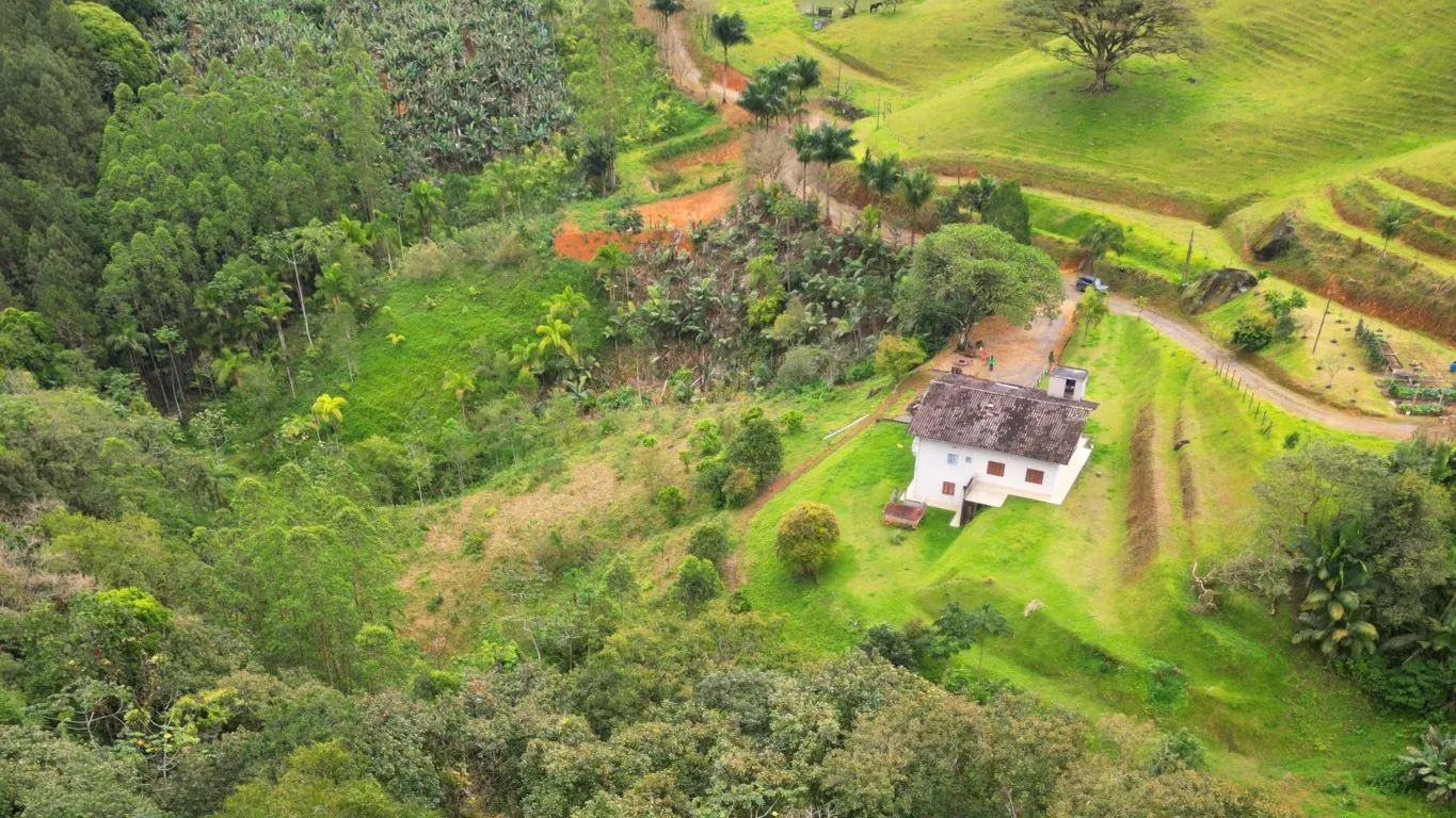 Excelente Sítio em Rio dos Cedros com amplo espaço , lagoa. pomar, horta, linda casa com 341 m2 - foto 1