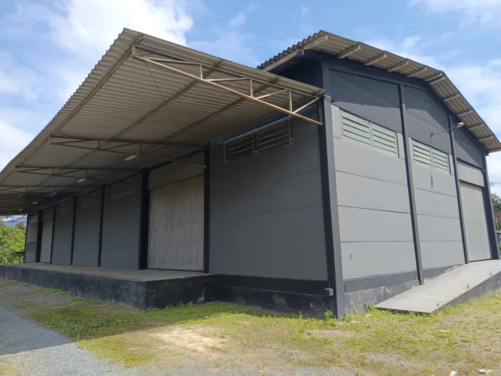 LOCAÇÃO GALPÃO 700m2 COM AMPLO PÁTIO - foto 1