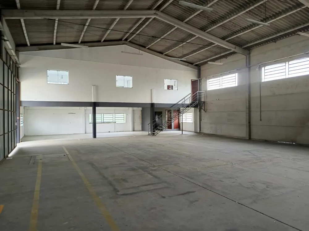 LOCAÇÃO GALPÃO 700m2 COM AMPLO PÁTIO — foto 4