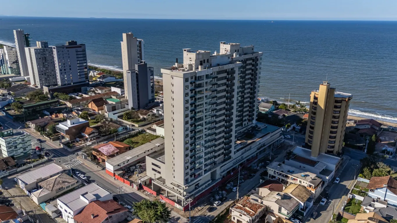 Apartamento de 3 dormitórios sendo uma suíte frente mar na Praia de Balneário Piçarras - foto 1