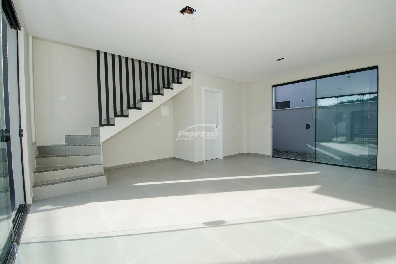 Santa Mônica Residence - Apenas 4 sobrados exclusivos na Praia da Armação do Itapocorói, alto padrão, 2 suítes, área gourmet, 2 vagas de garagem. Localização privilegiada a 1.600m da praia e 1.400m do Beto Carrero. — foto 3