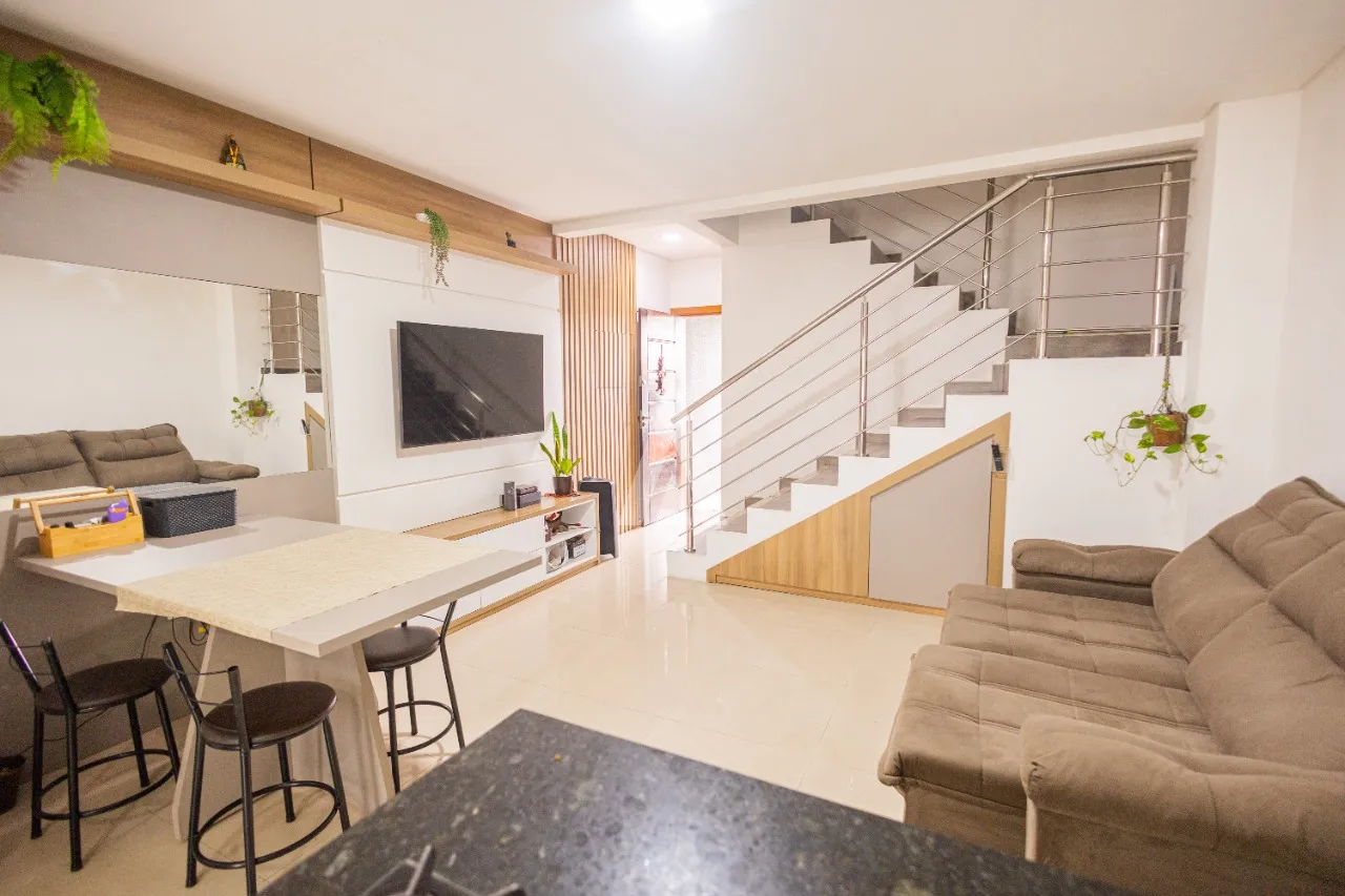 Sobrado Geminado com 1 suíte e 2 quartos à venda no bairro Saguaçu por R$640.000,00. — foto 2