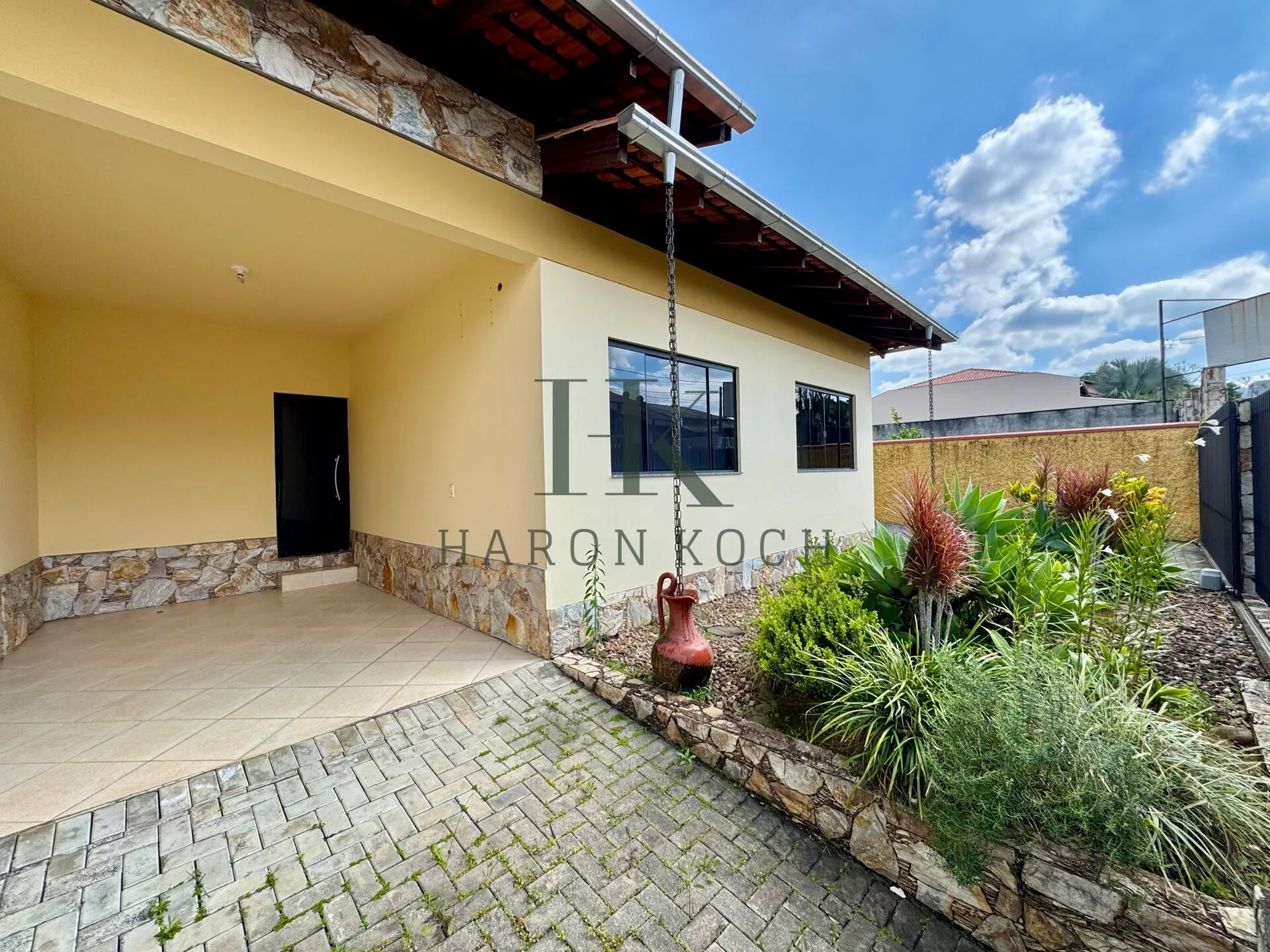 Casa 3 Quartos sendo 1 suíte - foto 1