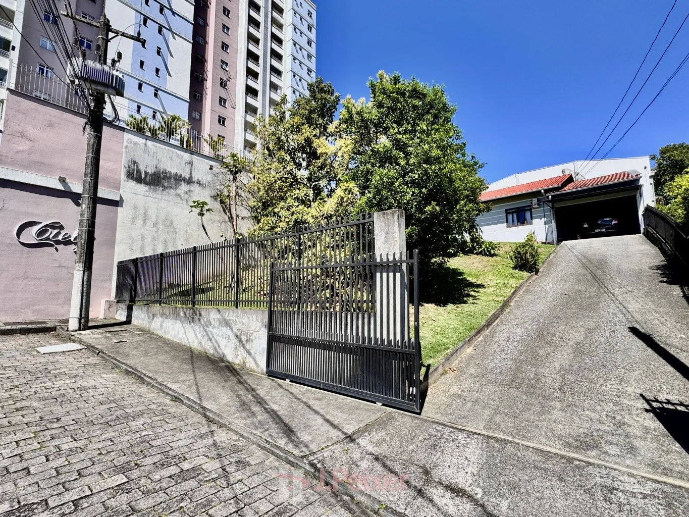 Casa 3 dormitórios, terreno com 429,43 m, transversal da Rua Frei Estanislau Schaette, no Bairro Água Verde - Blumenau-SC - foto 1