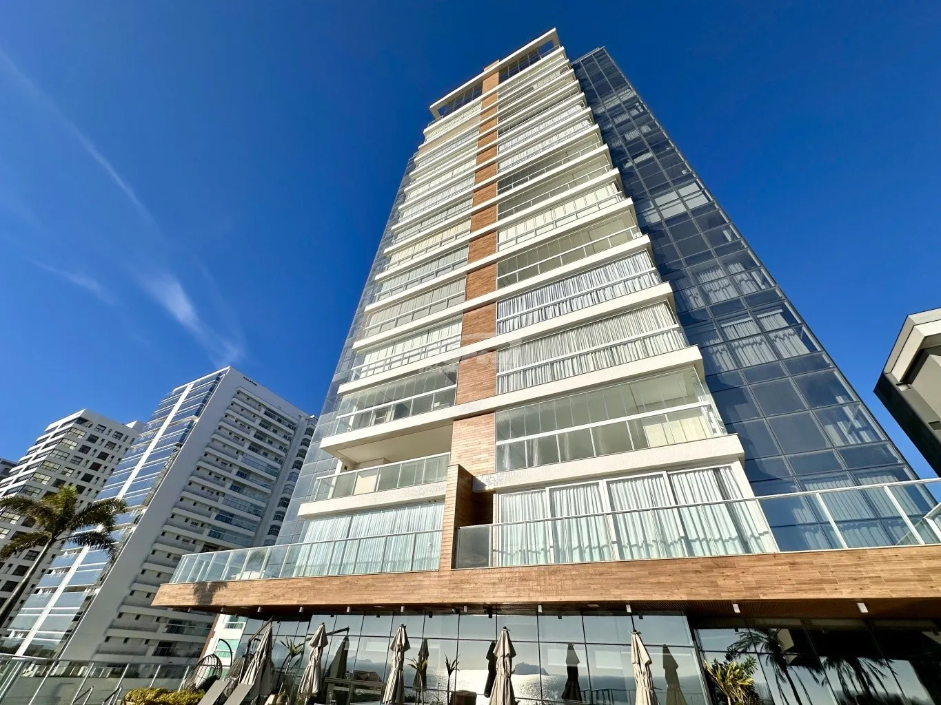 Apartamento Frente MAR, de alto padrão com vista permanente para o mar, 03 suítes, duas vagas e completa área de lazer. Palm Springs Tower (opção22284) — foto 2