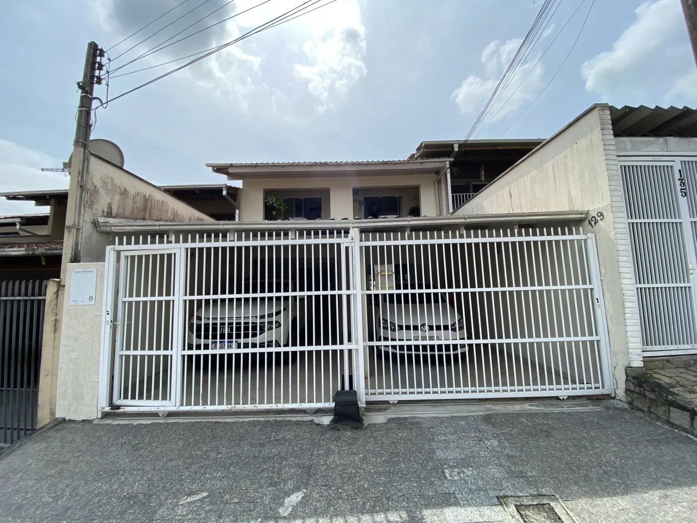 Casa disponível para venda com 3 quartos sendo 1 suíte e 2 vagas no bairro Água Verde em Blumenau! - foto 1