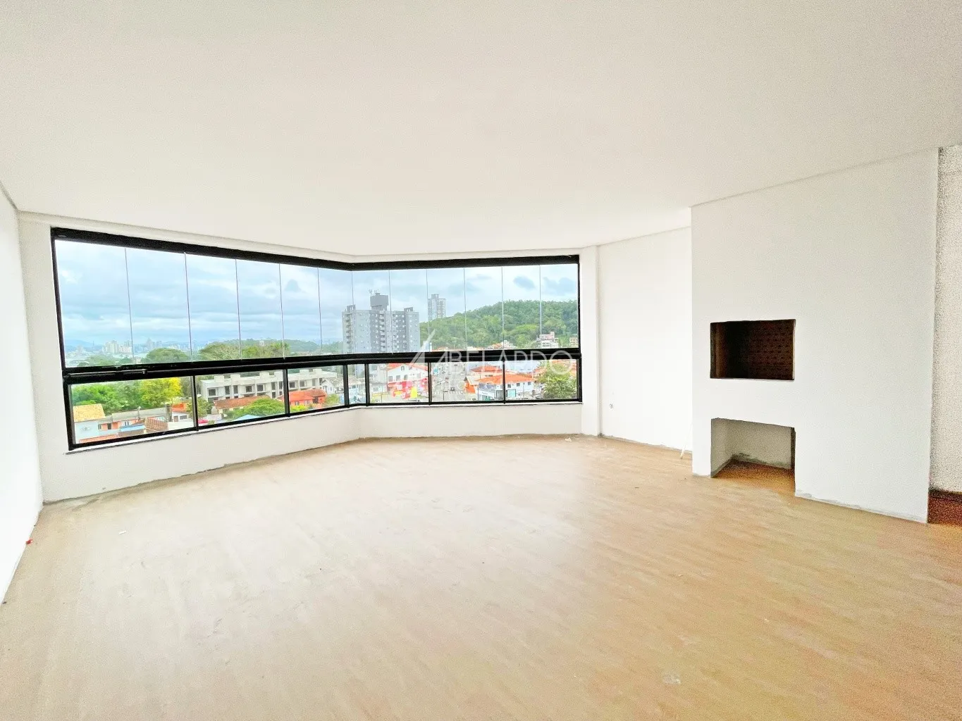 APARTAMENTO COM ÁREA PRIVATIVA DE 146 M, TRÊS SUÍTES, DUAS VAGAS DE GARAGEM E VISTA MAR - PENHA/SC - foto 1