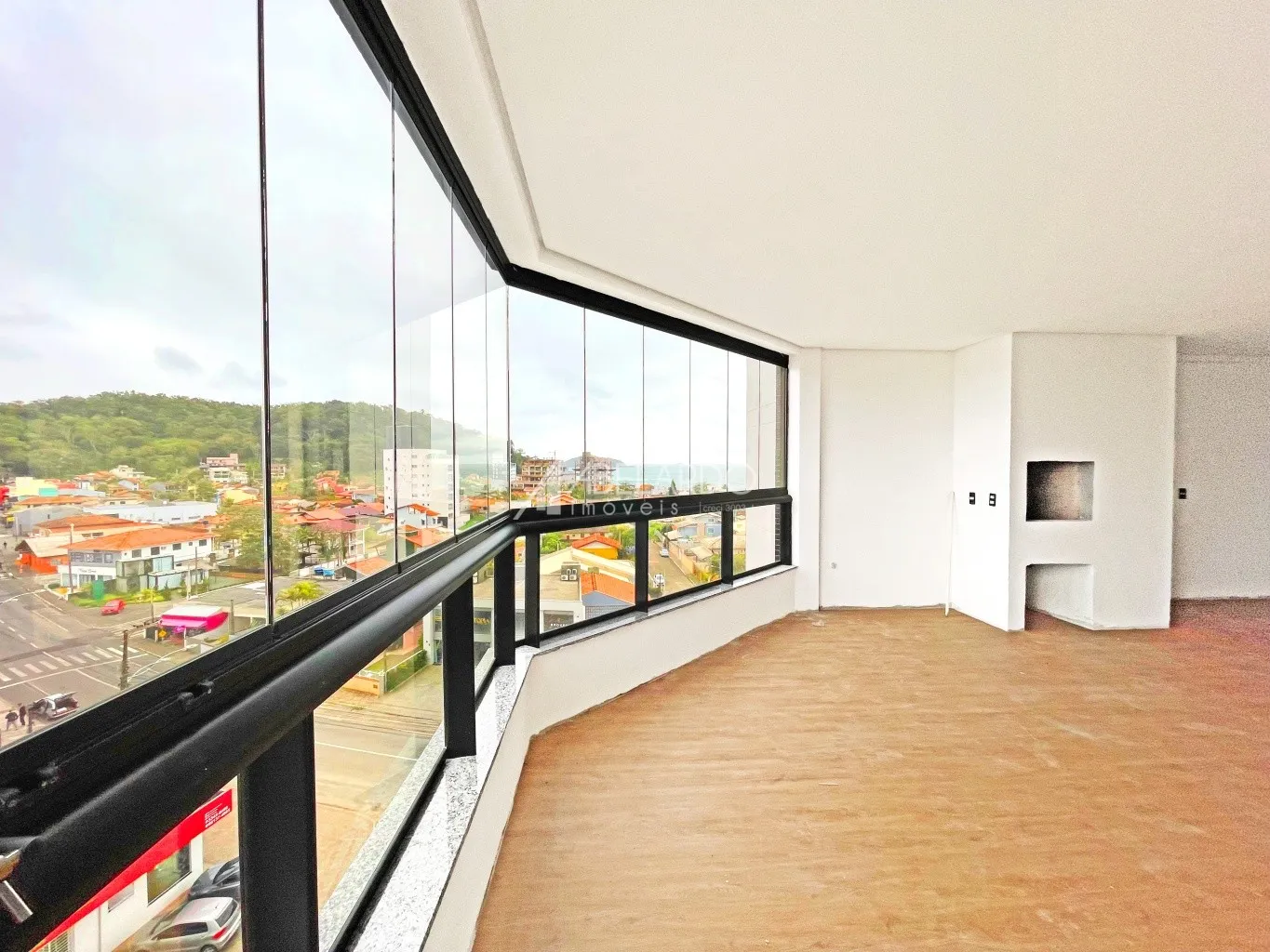 APARTAMENTO COM ÁREA PRIVATIVA DE 146 M, TRÊS SUÍTES, DUAS VAGAS DE GARAGEM E VISTA MAR - PENHA/SC — foto 2