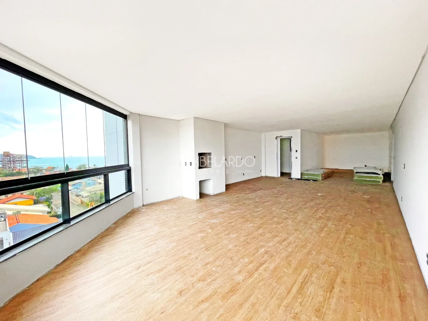 APARTAMENTO COM ÁREA PRIVATIVA DE 146 M, TRÊS SUÍTES, DUAS VAGAS DE GARAGEM E VISTA MAR - PENHA/SC — foto 3