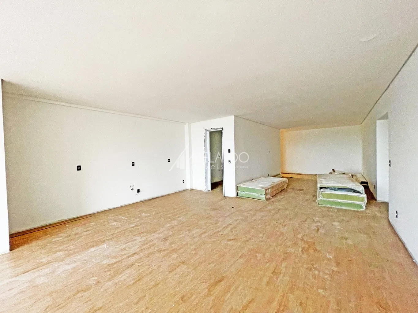 APARTAMENTO COM ÁREA PRIVATIVA DE 146 M, TRÊS SUÍTES, DUAS VAGAS DE GARAGEM E VISTA MAR - PENHA/SC — foto 4