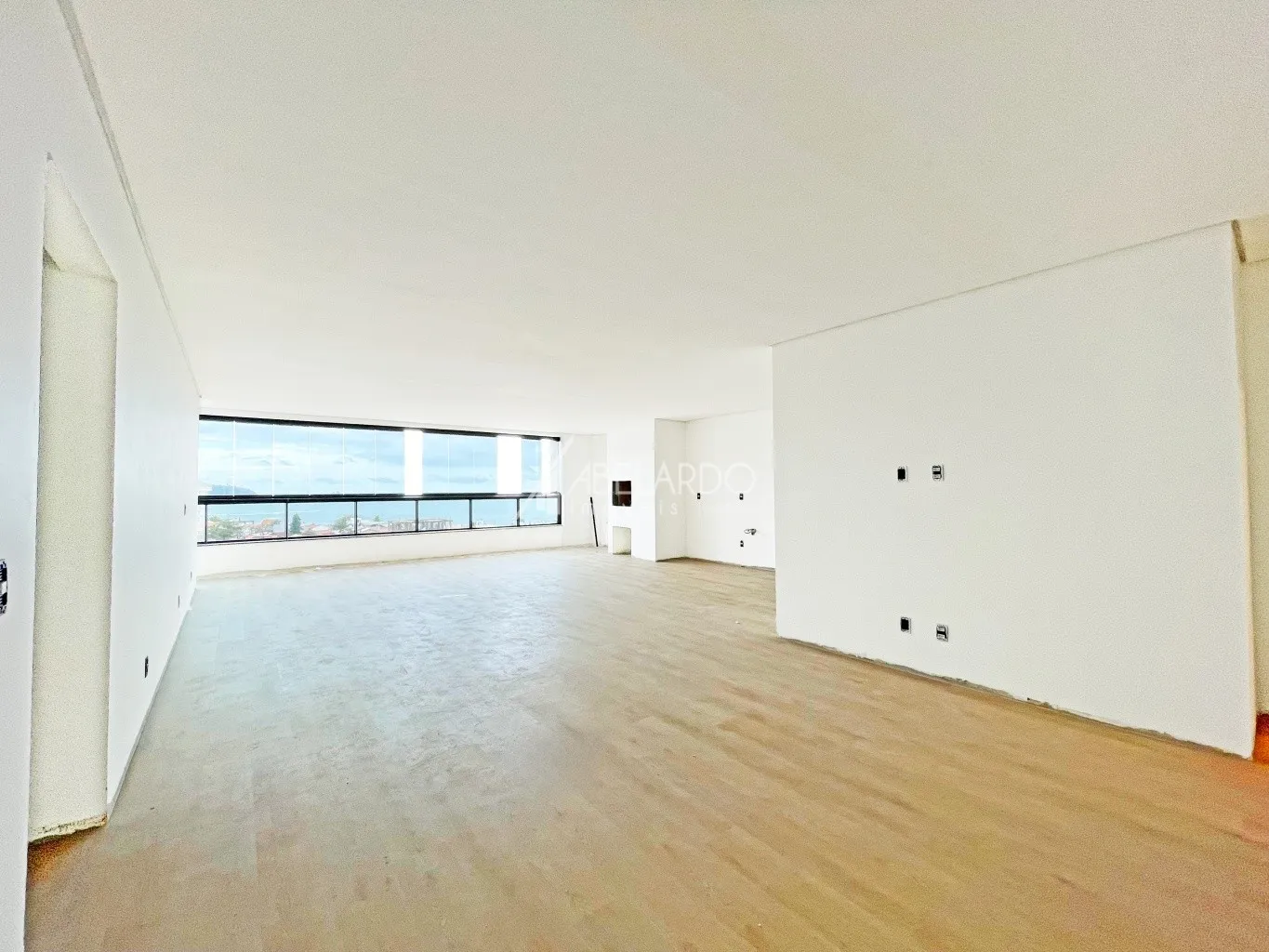 APARTAMENTO COM ÁREA PRIVATIVA DE 135 M, TRÊS SUÍTES, DUAS VAGAS DE GARAGEM E VISTA MAR - PENHA/SC - foto 1