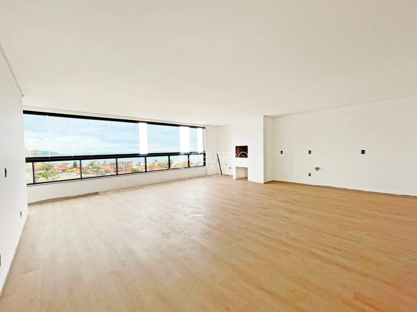 APARTAMENTO COM ÁREA PRIVATIVA DE 135 M, TRÊS SUÍTES, DUAS VAGAS DE GARAGEM E VISTA MAR - PENHA/SC — foto 2