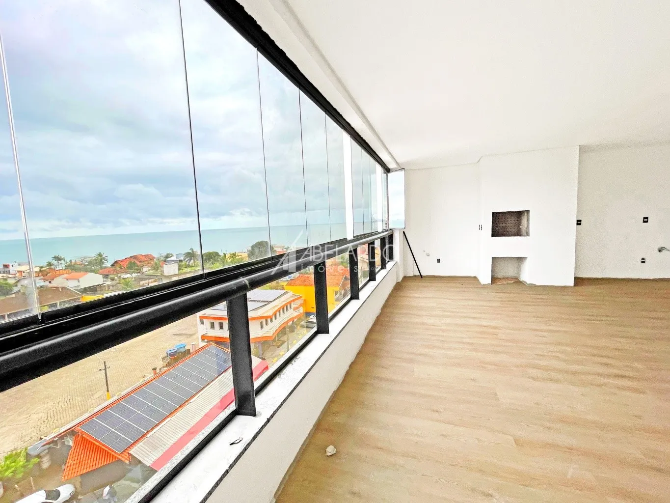 APARTAMENTO COM ÁREA PRIVATIVA DE 135 M, TRÊS SUÍTES, DUAS VAGAS DE GARAGEM E VISTA MAR - PENHA/SC — foto 3