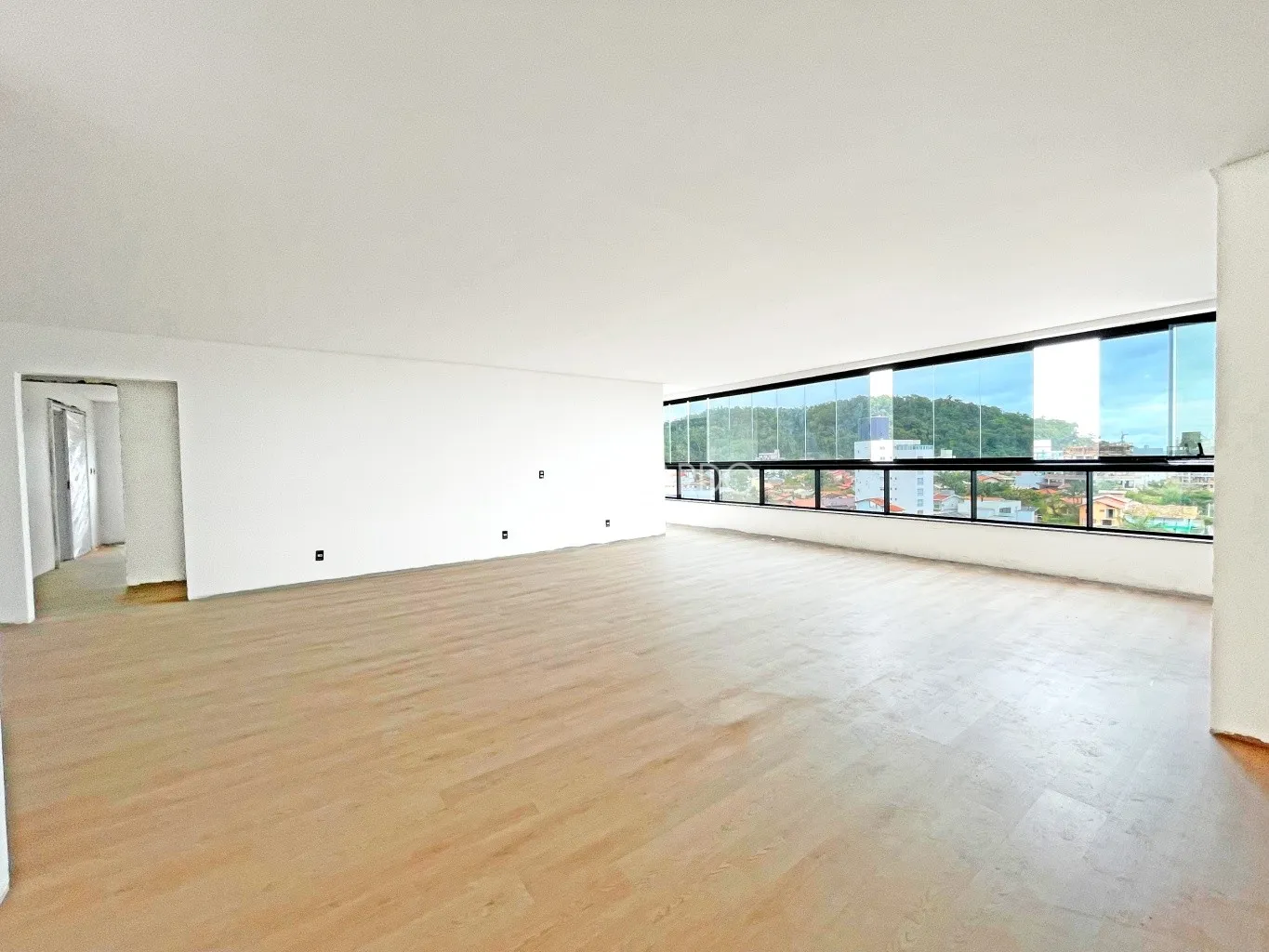 APARTAMENTO COM ÁREA PRIVATIVA DE 135 M, TRÊS SUÍTES, DUAS VAGAS DE GARAGEM E VISTA MAR - PENHA/SC — foto 6