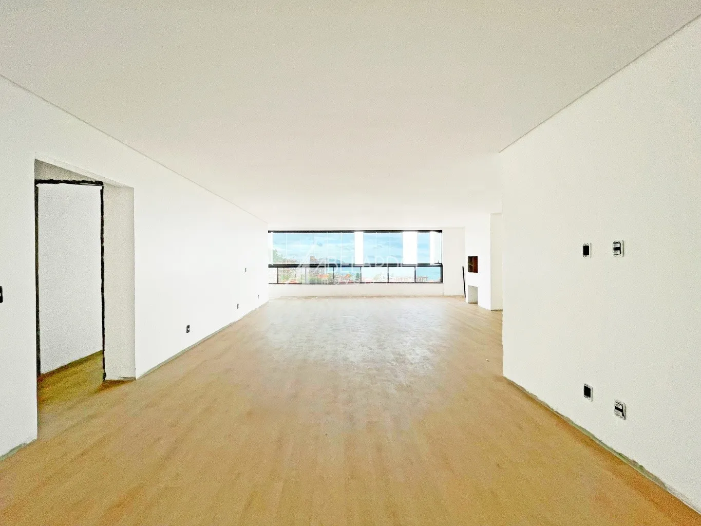 APARTAMENTO COM ÁREA PRIVATIVA DE 135 M, TRÊS SUÍTES, DUAS VAGAS DE GARAGEM E VISTA MAR - PENHA/SC — foto 7