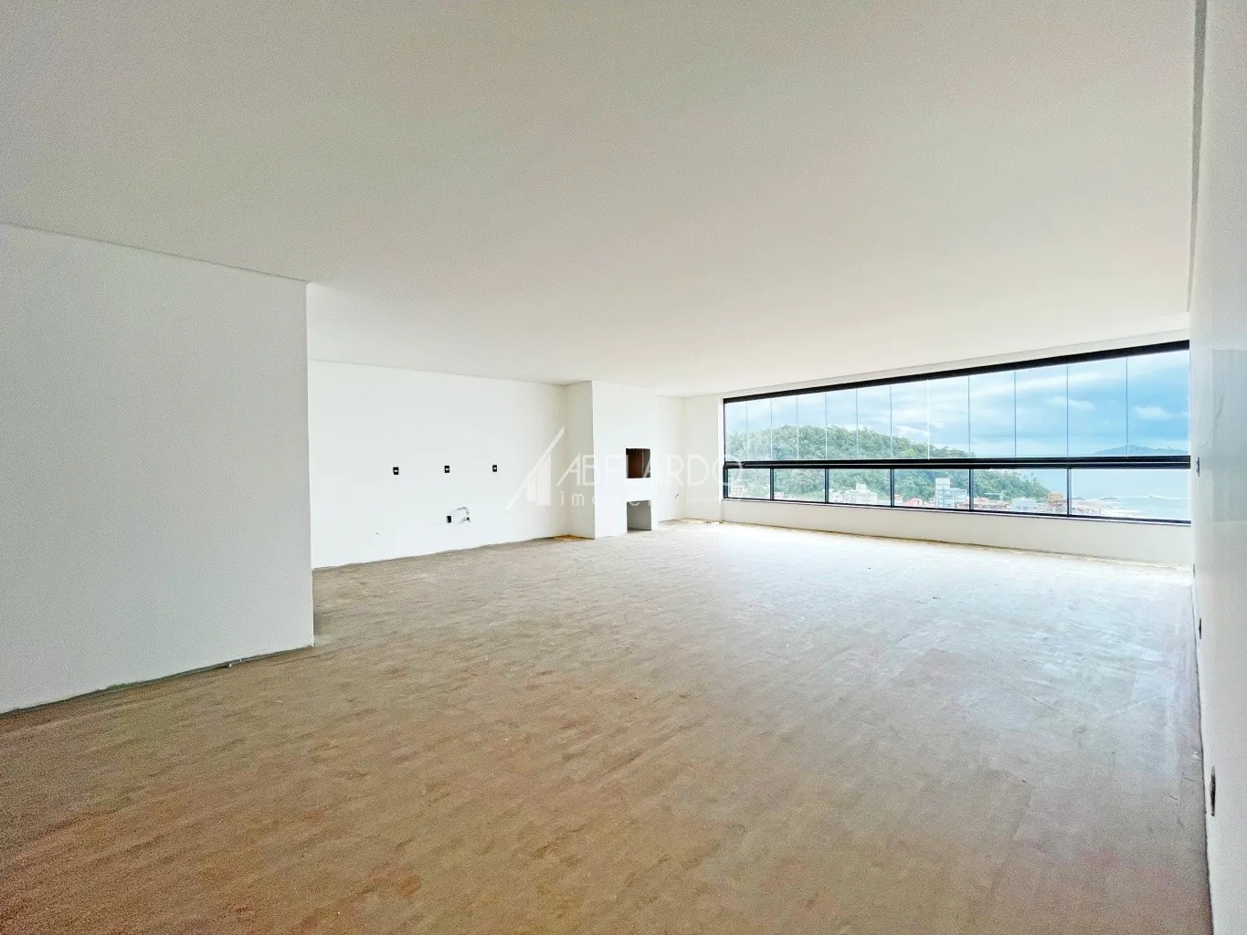 APARTAMENTO COM ÁREA PRIVATIVA DE 146 M, TRÊS SUÍTES, DUAS VAGAS DE GARAGEM E VISTA MAR - PENHA/SC - foto 1