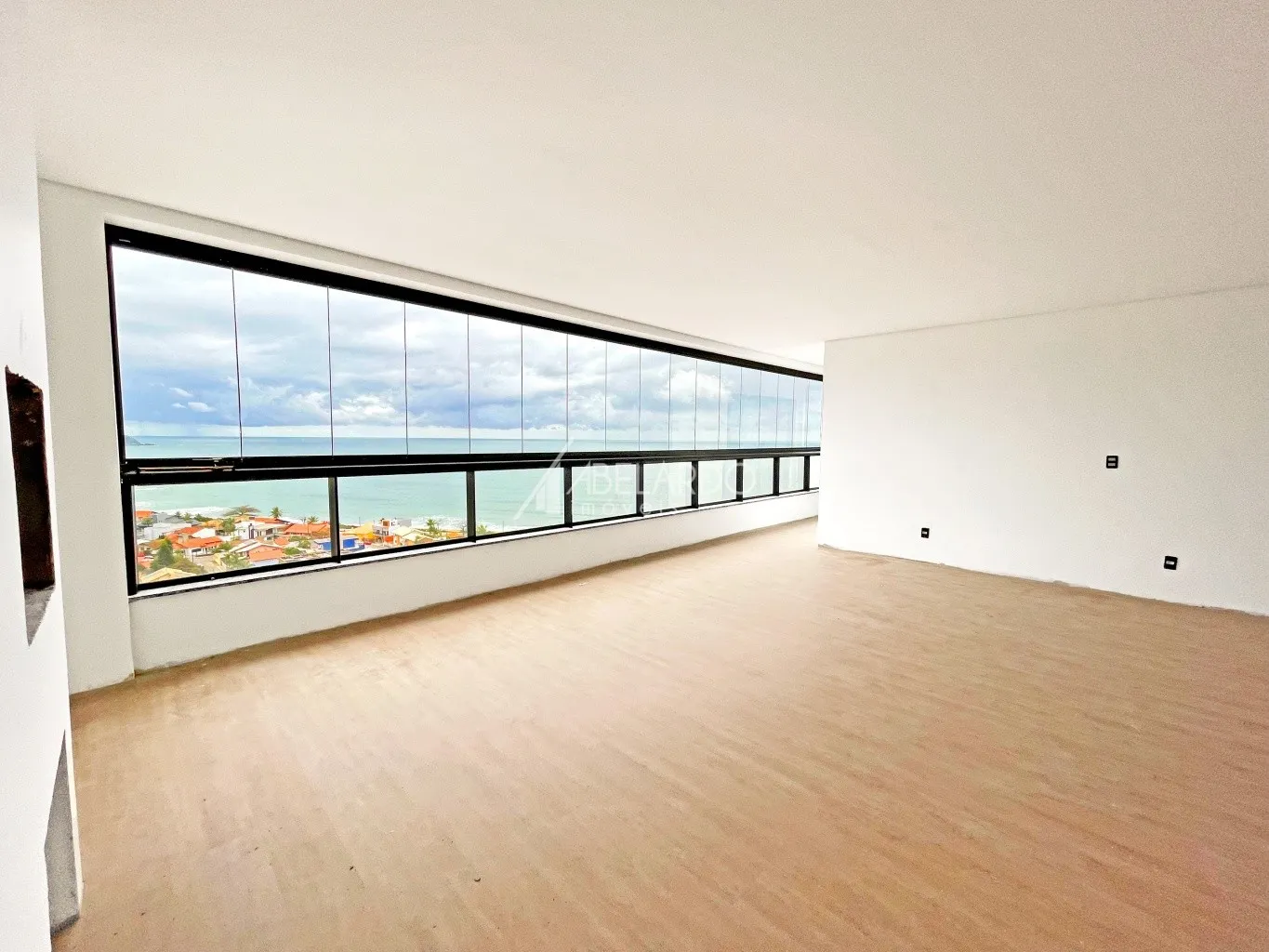 APARTAMENTO COM ÁREA PRIVATIVA DE 146 M, TRÊS SUÍTES, DUAS VAGAS DE GARAGEM E VISTA MAR - PENHA/SC — foto 2