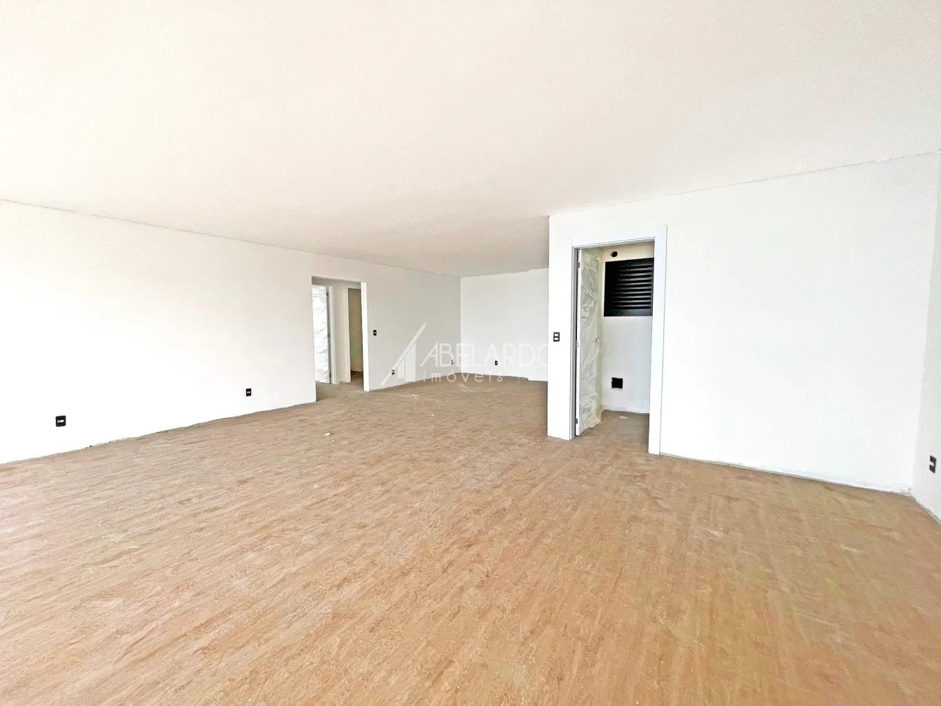 APARTAMENTO COM ÁREA PRIVATIVA DE 146 M, TRÊS SUÍTES, DUAS VAGAS DE GARAGEM E VISTA MAR - PENHA/SC — foto 3