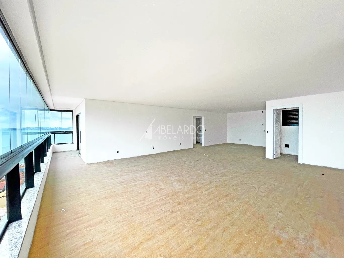 APARTAMENTO COM ÁREA PRIVATIVA DE 146 M, TRÊS SUÍTES, DUAS VAGAS DE GARAGEM E VISTA MAR - PENHA/SC — foto 4