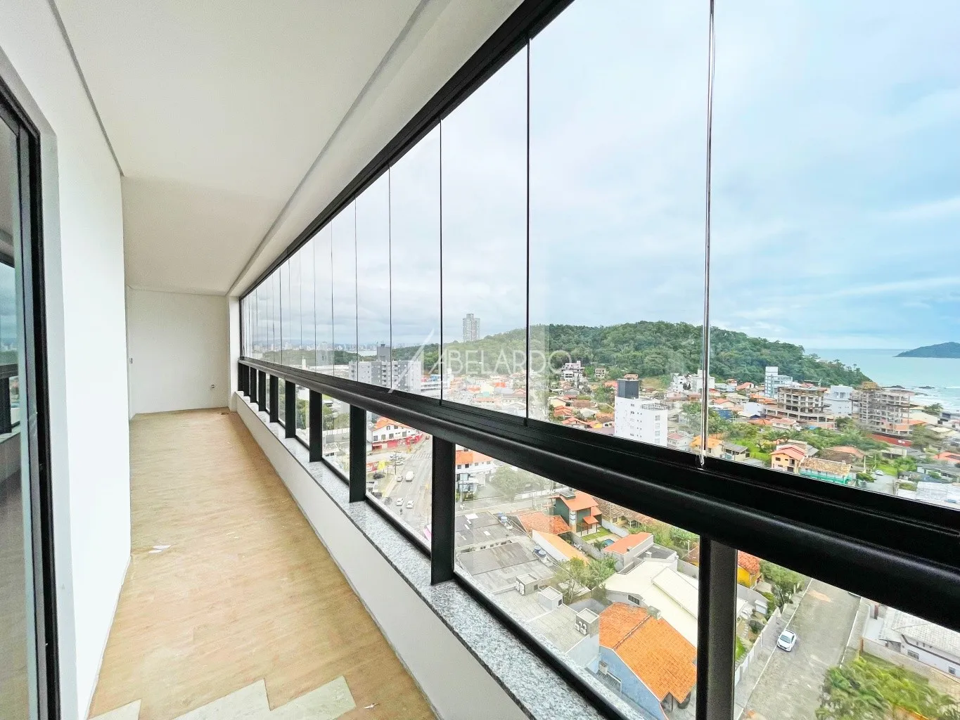 APARTAMENTO COM ÁREA PRIVATIVA DE 146 M, TRÊS SUÍTES, DUAS VAGAS DE GARAGEM E VISTA MAR - PENHA/SC — foto 7