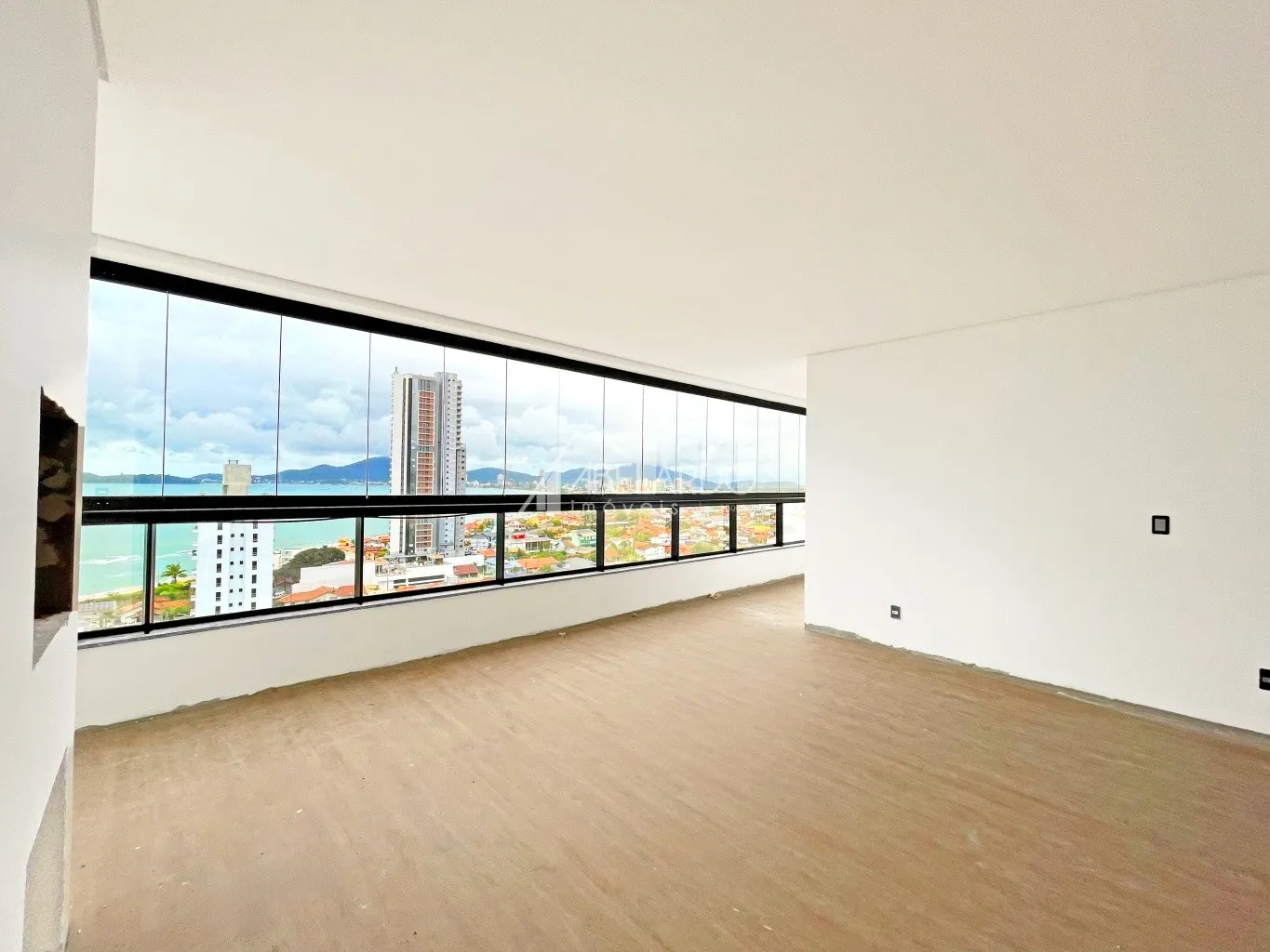 APARTAMENTO COM ÁREA PRIVATIVA DE 135 M, TRÊS DORMITÓRIOS, DUAS VAGAS DE GARAGEM E VISTA MAR - PENHA/SC - foto 1