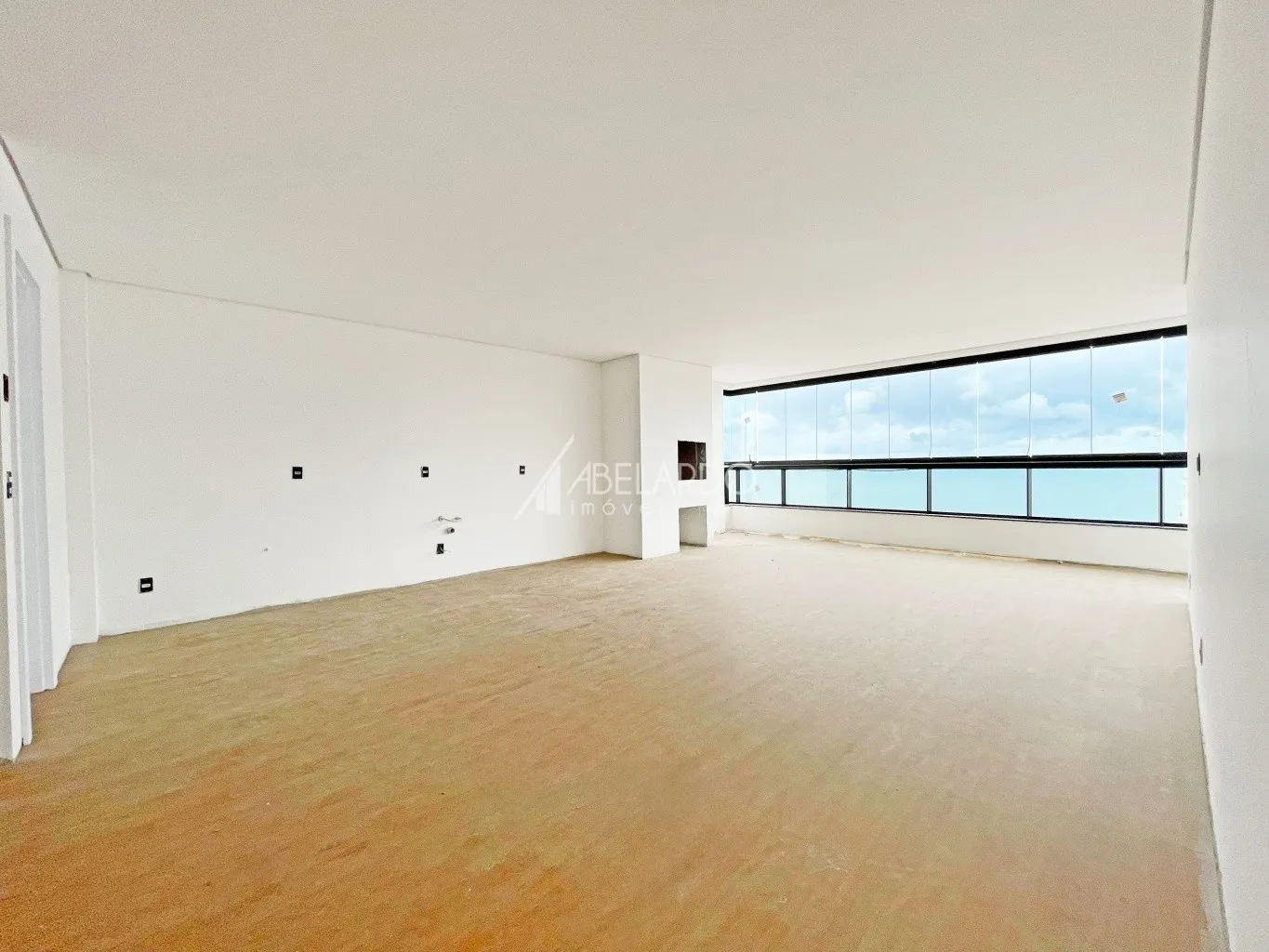 APARTAMENTO COM ÁREA PRIVATIVA DE 135 M, TRÊS DORMITÓRIOS, DUAS VAGAS DE GARAGEM E VISTA MAR - PENHA/SC — foto 2