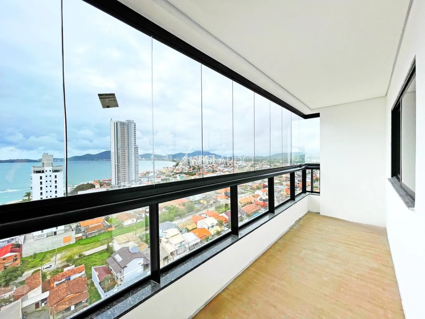 APARTAMENTO COM ÁREA PRIVATIVA DE 135 M, TRÊS DORMITÓRIOS, DUAS VAGAS DE GARAGEM E VISTA MAR - PENHA/SC — foto 7