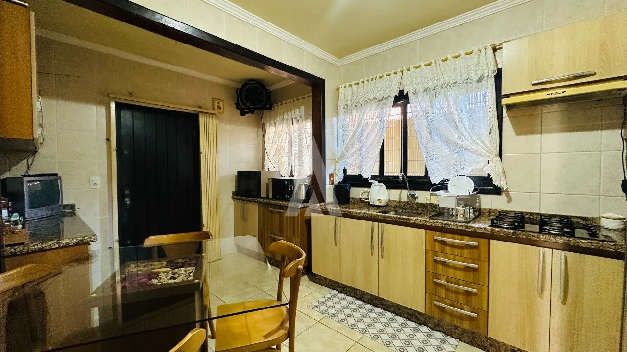 Casa com 1 suíte e 2 quartos à venda no bairro Iririú em Joinville-SC. Valor: R$880.000,00. — foto 6