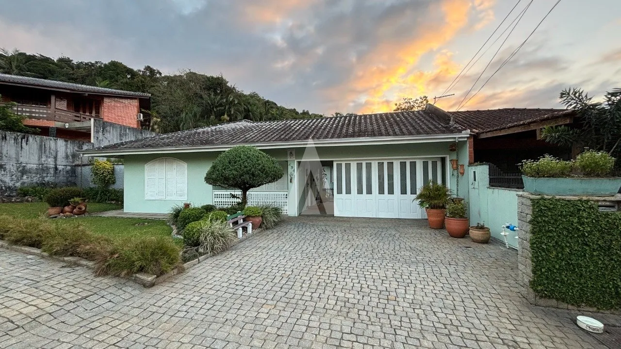 Casa com 1 suíte e 3 quartos à venda no bairro Glória em Joinville-SC por R$1.500.000,00. - foto 1