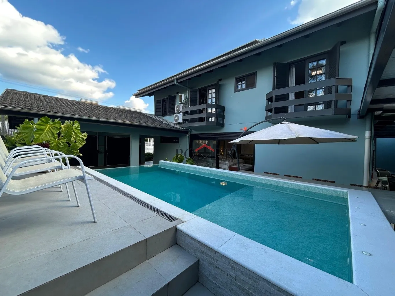 Excelente imóvel residencial no Centro da cidade de Pomerode, pertinho do parque municipal de eventos, com 248,45m de área construída, edificada num terreno com 444,00m, com 3 suítes. - foto 1