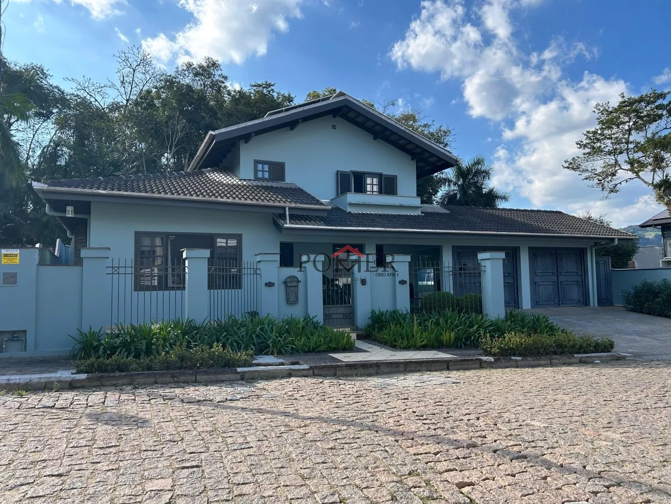 Excelente imóvel residencial no Centro da cidade de Pomerode, pertinho do parque municipal de eventos, com 248,45m de área construída, edificada num terreno com 444,00m, com 3 suítes. — foto 2