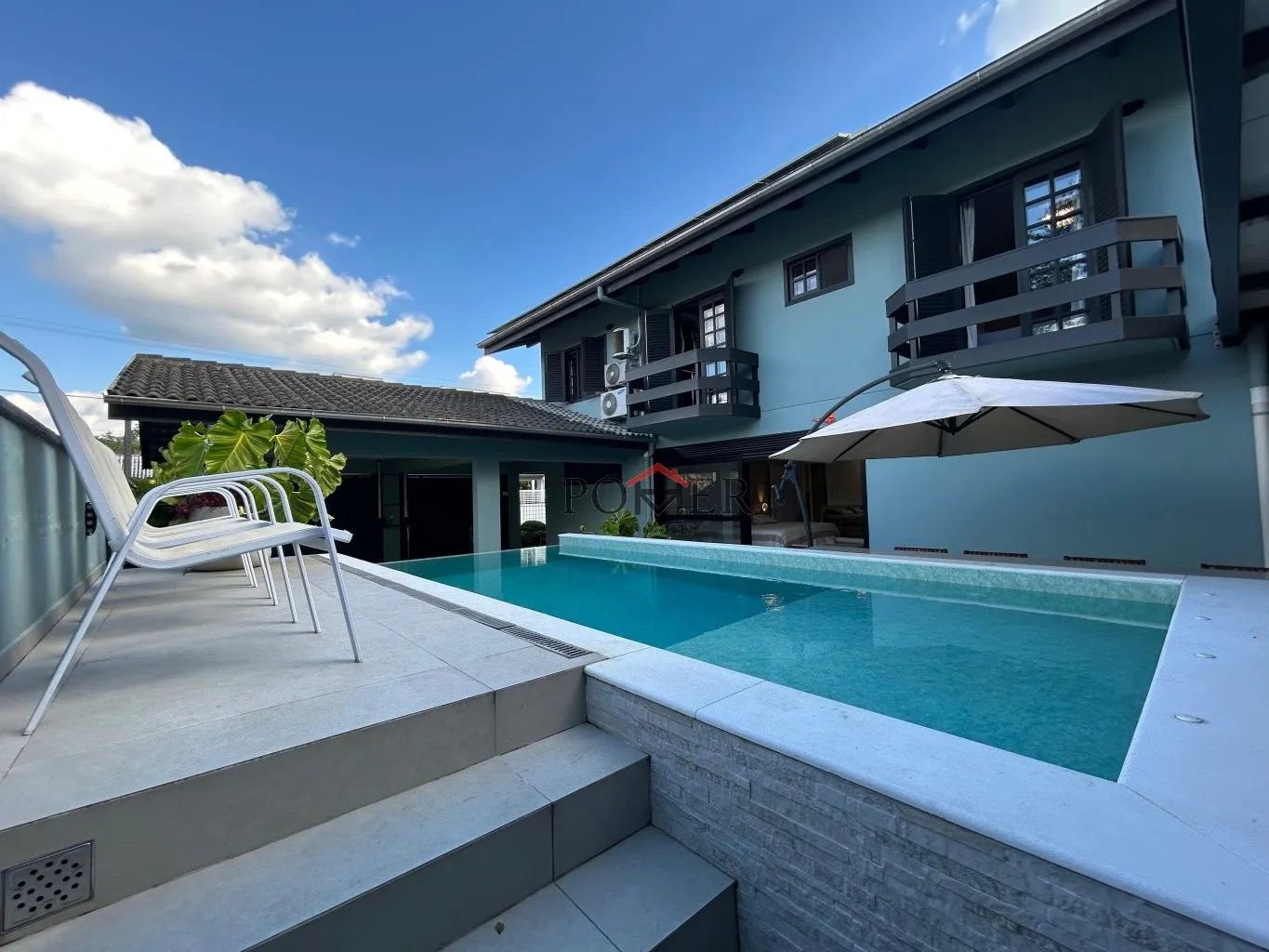 Excelente imóvel residencial no Centro da cidade de Pomerode, pertinho do parque municipal de eventos, com 248,45m de área construída, edificada num terreno com 444,00m, com 3 suítes. — foto 3