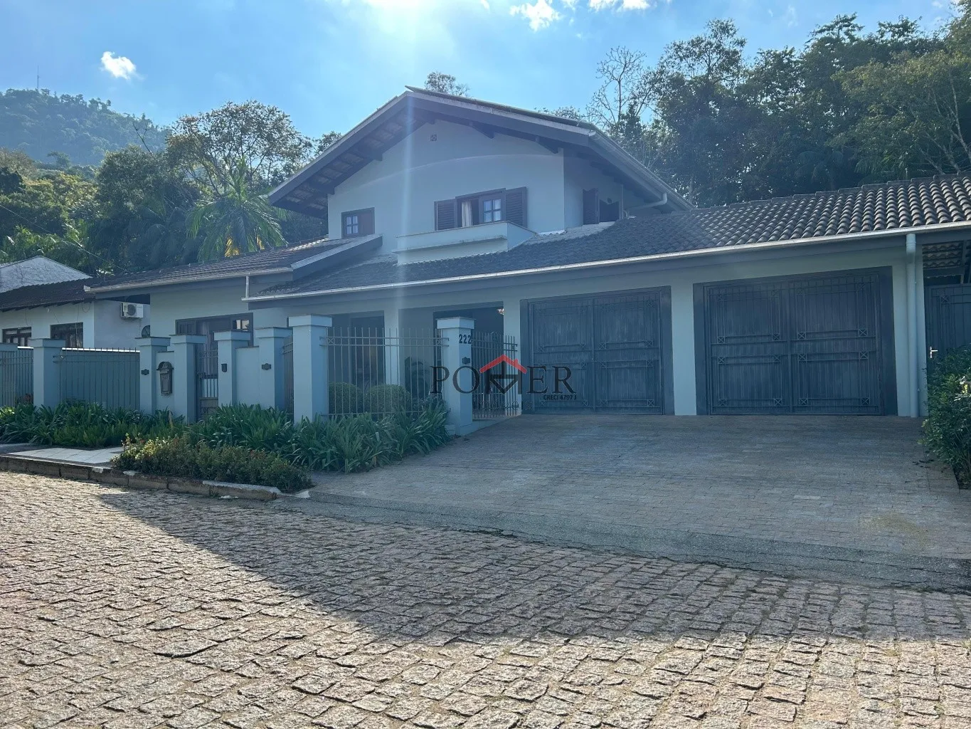 Excelente imóvel residencial no Centro da cidade de Pomerode, pertinho do parque municipal de eventos, com 248,45m de área construída, edificada num terreno com 444,00m, com 3 suítes. — foto 4