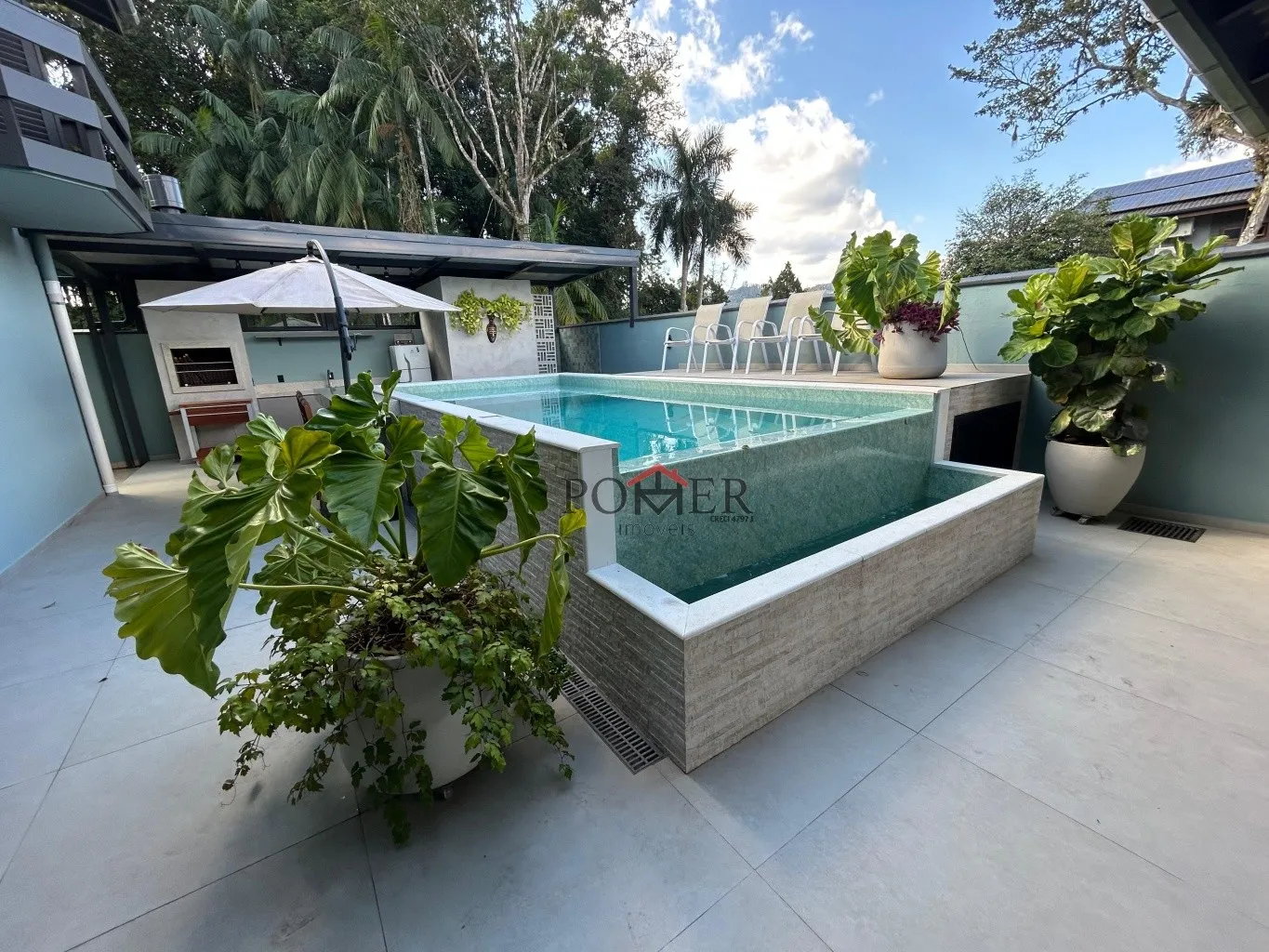 Excelente imóvel residencial no Centro da cidade de Pomerode, pertinho do parque municipal de eventos, com 248,45m de área construída, edificada num terreno com 444,00m, com 3 suítes. — foto 5