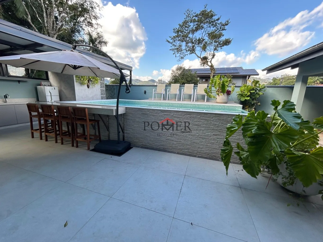 Excelente imóvel residencial no Centro da cidade de Pomerode, pertinho do parque municipal de eventos, com 248,45m de área construída, edificada num terreno com 444,00m, com 3 suítes. — foto 6