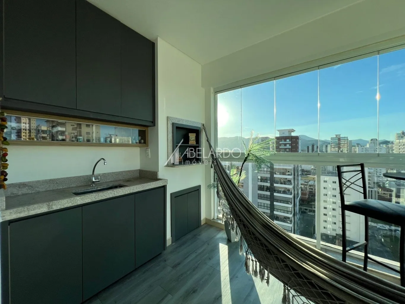APARTAMENTO MOBILIADO COM TRÊS SUÍTES E DUAS VAGAS DE GARAGEM - MEIA PRAIA/ ITAPEMA — foto 4