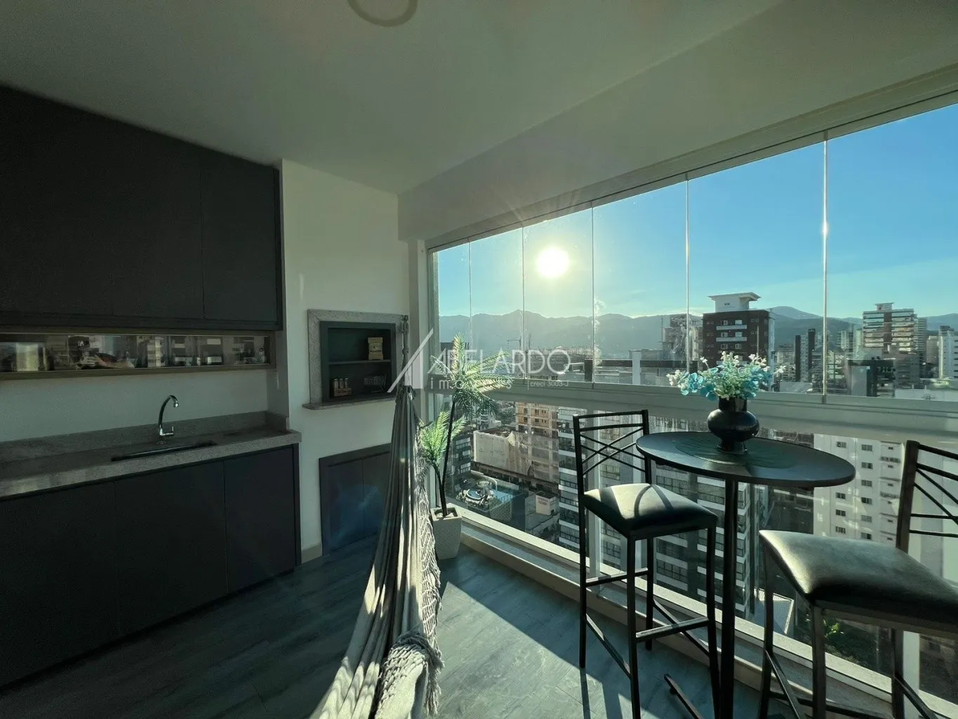 APARTAMENTO MOBILIADO COM TRÊS SUÍTES E DUAS VAGAS DE GARAGEM - MEIA PRAIA/ ITAPEMA — foto 5